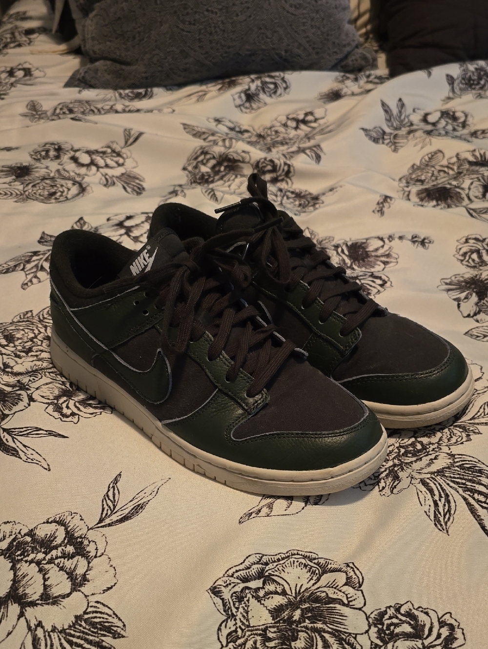Nike Men’s Black & Dark Green Low-Top Sneakers
